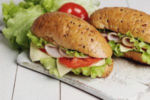 Lanche da tarde saudável com sanduíche de pão integral e salada